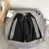 Pantalones cortos de verano para hombre, nuevos pantalones deportivos finos de tres barras de estilo Hong Kong a la moda, pantalones holgados y elegantes de estilo coreano que combinan con todo.