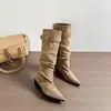 Botas Femininas de Couro Camurça Estilo Maillard Cor Cáqui Oversized em Estoque, Bico Fino, Salto Bloco, Fivela de Cinto, Botas Longas, Botas de Equitação 6029-2