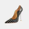 Venta al por mayor transfronteriza de Oriente Medio, desfile de moda de modelos, tacones altos tachonados, tacones de aguja para mujer, 13CM, zapatos de salón sexys de punta baja