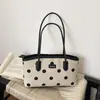 Nuevo bolso coreano de moda estilo lunares tipo baguette, a la moda y elegante, popular bolso de hombro y para llevar debajo del brazo para el trabajo, principios de otoño 2026