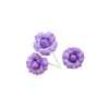 3 rosas artificiales con bordes acampanados para decoración del hogar en una habitación modelo de casa de huéspedes mejoran eficazmente la atmósfera artística del espacio
