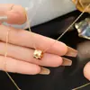 Collar Miel Mínimo Colgante Sin Diamante Brillo Dorado V Electrochapado en Oro 18K Versión de Precisión Lujo Accesible para Mujer No se Desvanece Venta Directa de Fábrica