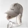 Gorra de Béisbol de Felpa con Bordado de Letras a Cuadros de Doble Uso para Hombres y Mujeres, Sencilla Casual Versátil Cálida Protectora de Orejas con Visera