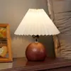 Lámpara de Mesa Plegada con Grano de Madera Retro Lámpara Creativa Nórdica para Dormitorio Mesita de Noche Cálida Romántica Simple Estilo Ins Lámpara Corazón Femenino
