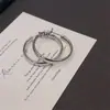 Pendientes de Aro Rayados Minimalistas de Alta Gama Chapados en Oro, Pendientes de Moda Transfronterizos Modernos y Únicos, Accesorios para Orejas Versátiles de Borde Ancho de Nicho