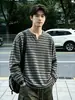 Camiseta Retrô Versátil de Manga Longa Outono Listrada Gola Henley Marca Tendência Estilo Coreano Masculino Moda Casual Simples Top Masculino