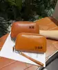 Bolsa de Mão Feminina Estilo Europeu e Americano Retro Simples de Couro Bovino de Primeira Camada, Nova Bolsa Pequena Elegante de Couro Genuíno para Moedas e Celular
