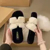 Chinelos estilosos para o outono e inverno de 2026, perfeitos para usar ao ar livre, com sola grossa estilo francês, forro de algodão e um novo design de pérolas com pelo bonito e macio