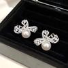 Pendientes Collar de Tres Piezas Anillo Micro-set Francés Cinta Circonita Mariposa Perla Aguja de Plata S925 Pendientes de Alta Gama