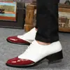 Sapatos Masculinos de Couro Apontados Estilo Britânico Esculpido para Primavera e Outono, Tamanho Grande, Sapatos Brogue Masculinos, Sapatos Casuais Estilo Coreano Venda por Atacado
