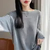 Suéter de Malha Fina Cor Sólida Novo Estilo Primavera e Outono 2026 para Mulheres, Blusa Versátil Gola Redonda, Suéter Off-Shoulder, Venda Direta do Fabricante