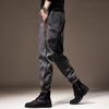 Pantalones casuales para hombre de primavera y otoño 2024, forrados de polar, cintura elástica regular, populares para jóvenes, color liso gris, multibolsillos, pantalones casuales