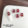 Caixa de Presente Luxuosa com Cristais de Açúcar Gelo, Nail Art Finalizada com Strass Deslumbrantes, Design de Borboleta Combinado com Dourado, Cor Vermelho Vibrante em Seda, e Strass de Ângulo Reto