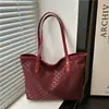 Bolsa Tote Fashionable 2025 Novo Modelo Simples Grande Capacidade Bolsa de Ombro Bolsa de Mão Estilosa Bolsa Casual para o Dia a Dia