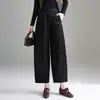Calça casual ampla estampada retrô para mulheres, nova coleção de outono de 2026, apresentando caimento fluido, efeito emagrecedor, design de perna reta e um comprimento cropped relaxado e moderno.