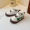 Zapatos para niñas 2026 primavera y otoño nuevos zapatos de entrenamiento para niños de suela blanda, zapatos deportivos para niñas pequeñas, zapatos de malla para niños
