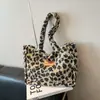 Bolsa de Pelúcia Estampa de Leopardo Feminina Grande Capacidade Nova Outono e Inverno 2025 Roupa de Trabalho Versátil Aula Bolsa Tote de Ombro Peluda