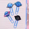 Regalo creativo y elegante de papelería para estudiantes DIY, clips para papel de metal serie planeta de dibujos animados, marcapáginas, clips para papel en forma de U