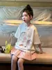 Conjunto de manga corta estilo coreano para niña 2026s verano camiseta con estampado de lazo y falda rosa botón conjunto de dos piezas atuendo de moda