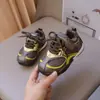 Nuevos estilos de primavera y otoño de zapatillas para correr ligeras, transpirables y antideslizantes para niños y niñas, con una suela suave, diseñadas para niños pequeños y con una parte superior de cuero para uso casual.