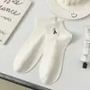 Meias Novas Femininas para Primavera e Verão Meias Brancas Bordadas Femininas Anti-Pilling Meias Esportivas Cano Curto Respiráveis Modernas Meias de Algodão Cano Curto para Mulheres