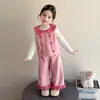 Traje de lana para niña, nuevo estilo otoño 2026, estilo coreano moderno y a la moda, súper lindo para bebés, conjunto de tres piezas para primavera y otoño