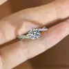 Anillo de plata de ley S925 creativo con moissanita de un quilate, banda retorcida de moda con microincrustaciones, anillo de compromiso, joyería brillante y elegante
