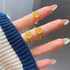 Anillo de Azúcar de Seda Dorado Salah Anillo Nuevo para Dedo Flor de Coche Retro Nicho Joyería de Lujo Ligero Regalo para Novia