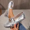 Nuevos mocasines planos slip-on de otoño para mujer, talla grande, estilo europeo y americano, punta redonda con cadena metálica, zapatos casuales