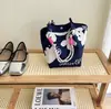 2026 Nova Bolsa Floral Primavera e Verão Bolsa de Tricô Feminina Bolsa de Grande Capacidade Moda Bolsa Tote para o Dia a Dia Bolsa de Presente