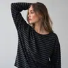 Nueva colección de principios de otoño 2026: una camiseta de manga larga a rayas negras y grises, de estilo relajado y casual, para mujer