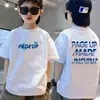 Camiseta de algodón puro de manga corta para niños, nuevo estilo de verano con estampado de letras de dibujos animados, top holgado de moda para bebé de media manga