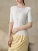 Top de punto para mujer con patrón de espiga, hombros descubiertos y manga media, con una sensación suave y texturizada, corte ajustado y estilo elegante