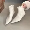 Botines Blancos de Tacón Alto de Piel Suave Estilo Coreano para Mujer 2026 Otoño/Invierno Nuevo Estilo Tacón de Aguja Punta Fina Versátiles para Ir al Trabajo Estilo Coreano Botas Adelgazantes