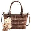 Bolsa transversal de ombro único estilo coreano para outono, bolsa tote diária com pingente, novo estilo para o trabalho para mulheres, design doce e fofo 2026, com estampa xadrez e motivos de desenhos animados adoráveis