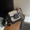 Bolsa para Transmissão ao Vivo de Mão 2025 Novo Design de Nicho Fashionável Transversal Cor Contrastante Letra Ombro Único Larga Bolsa de Selim