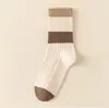 Colección de otoño: Calcetines de mujer elegantes y modernos en una paleta de colores Maillard, con diseños de rayas, letras y de longitud larga, perfectos para uso casual y versátiles para cualquier atuendo en otoño e invierno.