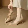 Pequeña Decoración de Flor de Pedrería Estilo Chanel Zapatos de Tacón Alto de Punta Francesa para Mujer Otoño 2026 Nuevos Planos de Tacón Kitten Ligeros de Lujo con Sensación de Alta Gama