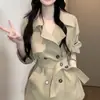 Nuevo trench coat de color caqui, moderno, para mujer, perfecto para figuras petite, colección primavera/otoño 2026, estilo coreano, con una estética japonesa sofisticada y casual