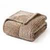 Manta de sofá de jacquard ondulado estilo lujo, manta de viaje, cubierta de sofá de franela de alta densidad, fábrica de textiles para el hogar admite producción de muestras y suministro directo