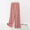 Nova coleção outono/inverno 2026: calças térmicas forradas com fleece femininas, calças casuais de corte reto, calças xadrez de perna larga emagrecedoras, adequadas para usar como roupa exterior