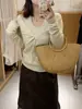 Suéter largo de punto estilo francés con cuello retorcido, un nuevo diseño de otoño/invierno 2026, un top versátil y elegante para mujer