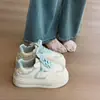 Zapatillas blancas de estilo coreano para mujer, punta redonda, suela gruesa, que aumentan la altura, nuevo modelo otoño 2026, versátiles, transpirables, zapatillas casuales para estudiantes