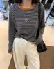 Clásica y versátil, esta camiseta de manga larga a rayas, con detalles en naranja, elástica, cómoda y suave, es perfecta como capa base o como top para principios de otoño para mujer.