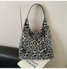 Elegante bolso de felpa con estampado de leopardo, nueva colección otoño/invierno, gran capacidad, retro, bolso tote esponjoso, bolso de hombro casual, moderno