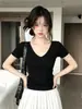 Camiseta de punto de manga corta con hombro recto y diseño de cuello en V picante estilo americano para mujer, nuevo modelo de verano, top de punto de alta gama ajustado