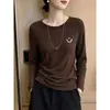 Camiseta de manga larga con cuello en V de diseño único para mujer, nuevo estilo coreano de principios de otoño 2026, top juvenil y elegante de botones