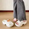 Sandalias de mujer de moda estilo coreano, nuevo modelo primavera 2025 para uso exterior, a la moda, cómodas, que aumentan la altura, chanclas de playa con suela gruesa