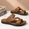 Sandálias Masculinas Novas Roupas de Exterior Dupla Finalidade Antiderrapantes Chinelos Modernos Casuais Sapatos de Praia Chinelos para Estudantes Jovens Que Parecem Pisar em Merda