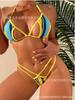 Traje de baño de dos piezas Dongshengda 2024 Colorido de Tres Puntos para Playa con Tirantes Cruzados y Diseño Hueco, Deportivo, Moderno y Sexy